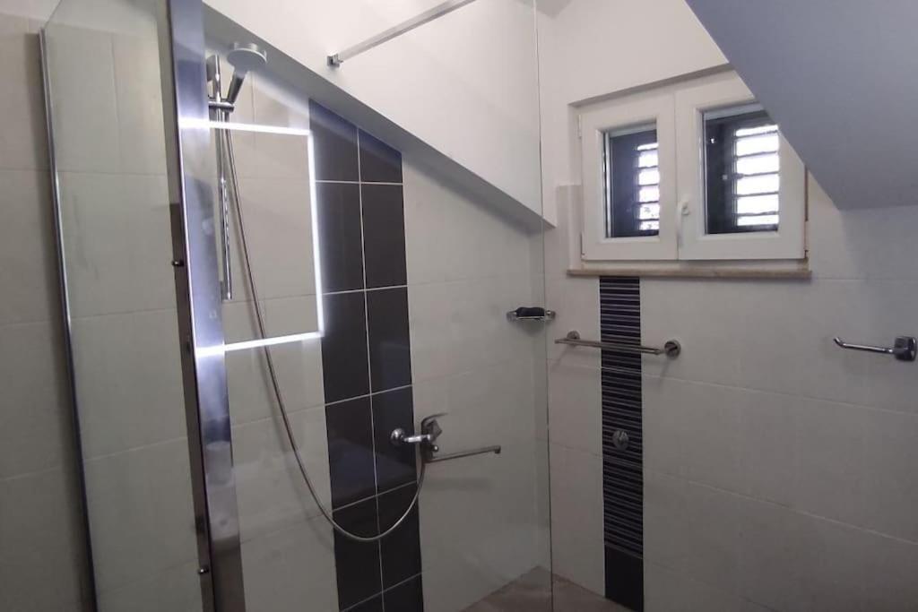 אומיס Luxury City Centre Apartment With Stunning View מראה חיצוני תמונה